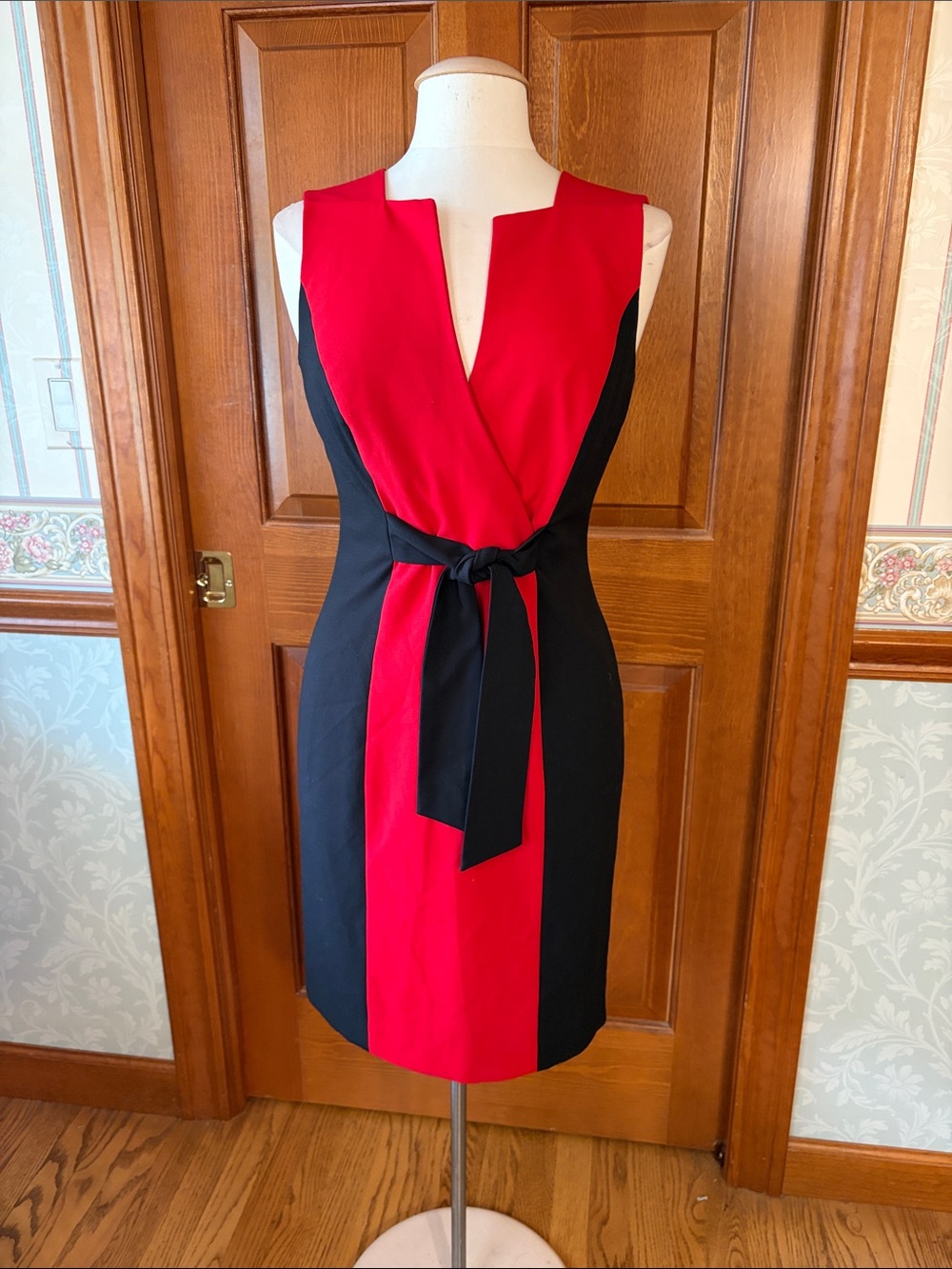 Calvin Klein Red & Black V-Notch Tie-Waist Midi Dress. Women’s Size 6